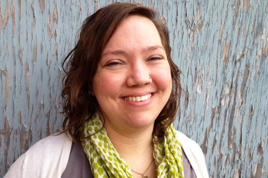 Women with a grey wooden backgound